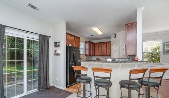 Building Photo - 3367 Streamside Dr