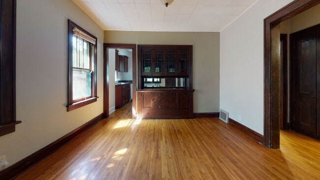 Building Photo - 4 bed 2 bath house !