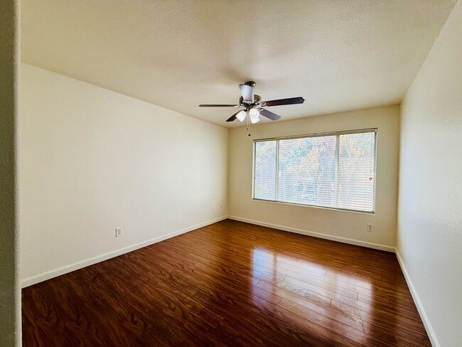Building Photo - 2nd Floor Unit in Gated Community!