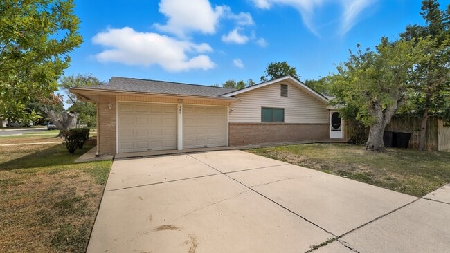 Building Photo - 140 Cloverleaf Dr