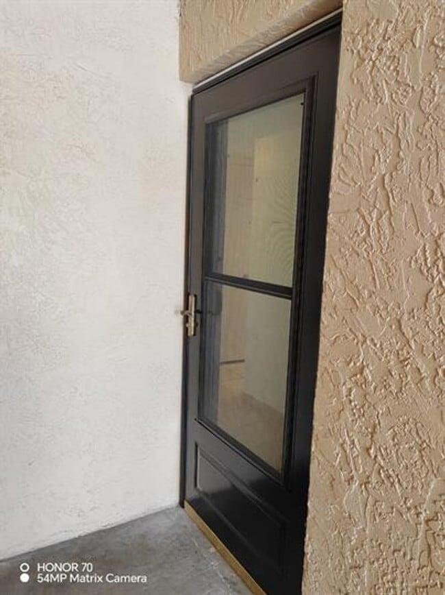 Building Photo - Welcome to Tampa Racquet Club – Where Comfort Meets Convenience!