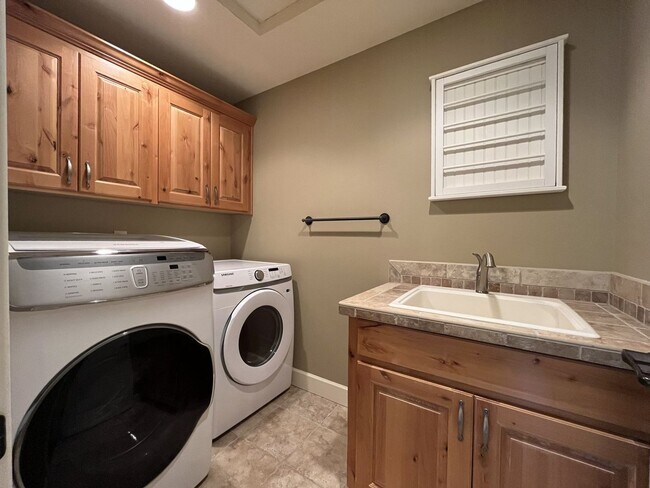 Building Photo - Luxury 5 Bedroom Home with Soaking Tub, Chef’s Kitchen & Expansive Primary Suite