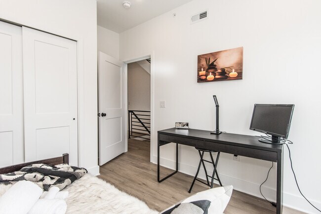 Building Photo - 2435 Master St