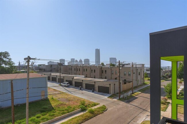Building Photo - 923 N Francis Ave