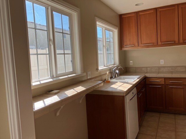 Building Photo - 2833 S Victoria Ave