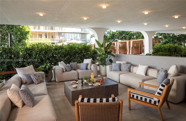 Building Photo - 2655 S Bayshore Dr