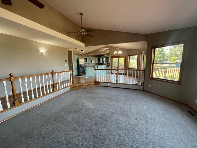 Building Photo - Beautiful 4 bedroom 4 bath 2 car garage - ...
