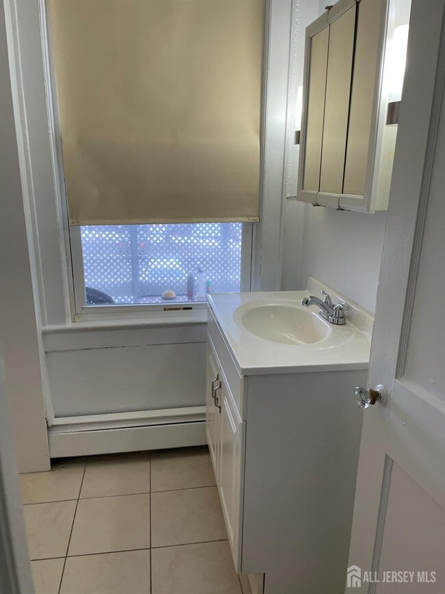 Building Photo - 549 Main St