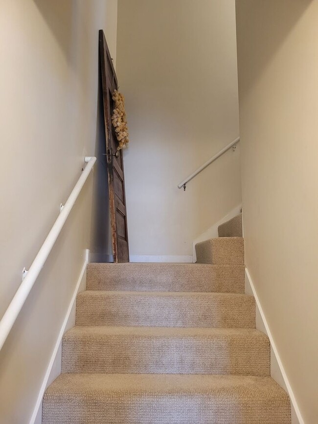 Building Photo - 2 Level Townhome