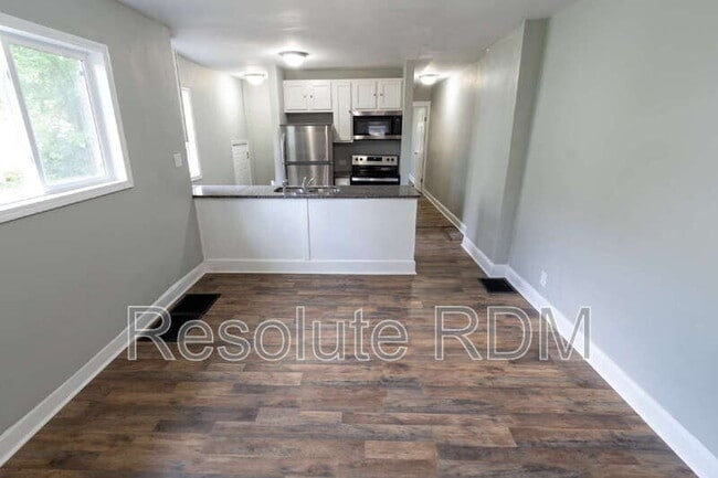 Building Photo - 419 N Beville Ave