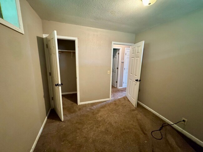 Building Photo - 230 SE 121st Rd