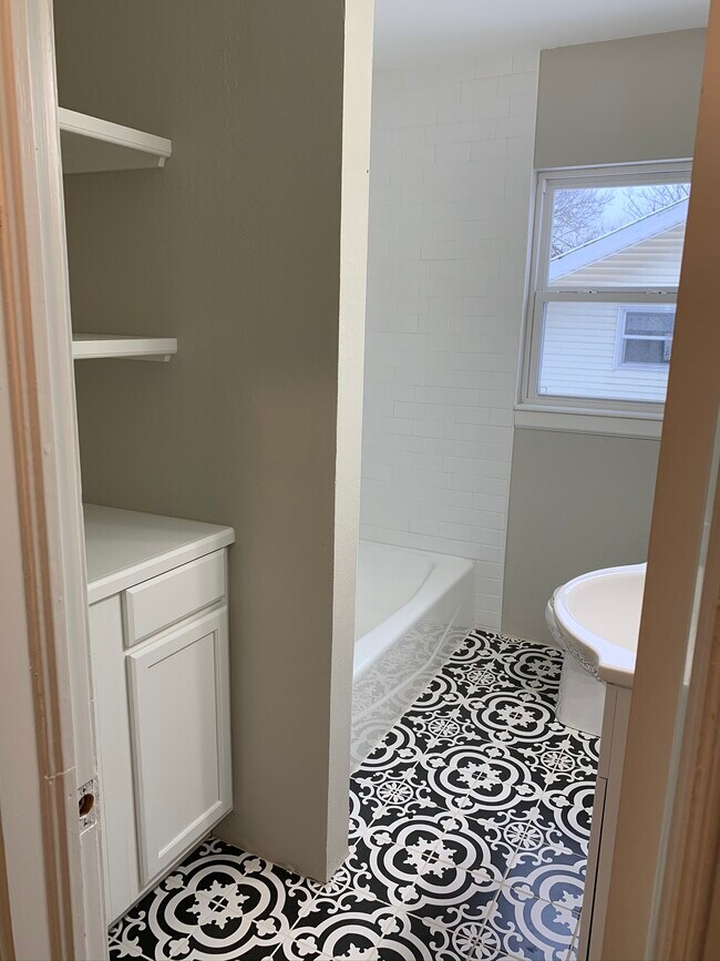 Building Photo - 713 S Lakewood Ave