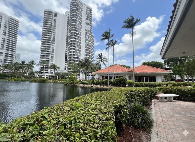 Building Photo - 3600 Mystic Pointe Dr