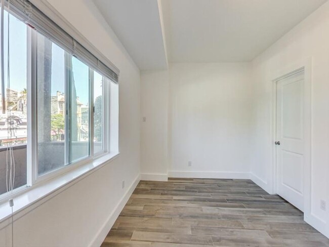 Building Photo - Mission 1BR in the Heart of it All!! In Un...