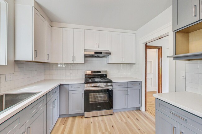 Building Photo - Introducing the Perfect Blend of Elegance and Comfort in San Francisco's Westwood Highlands!