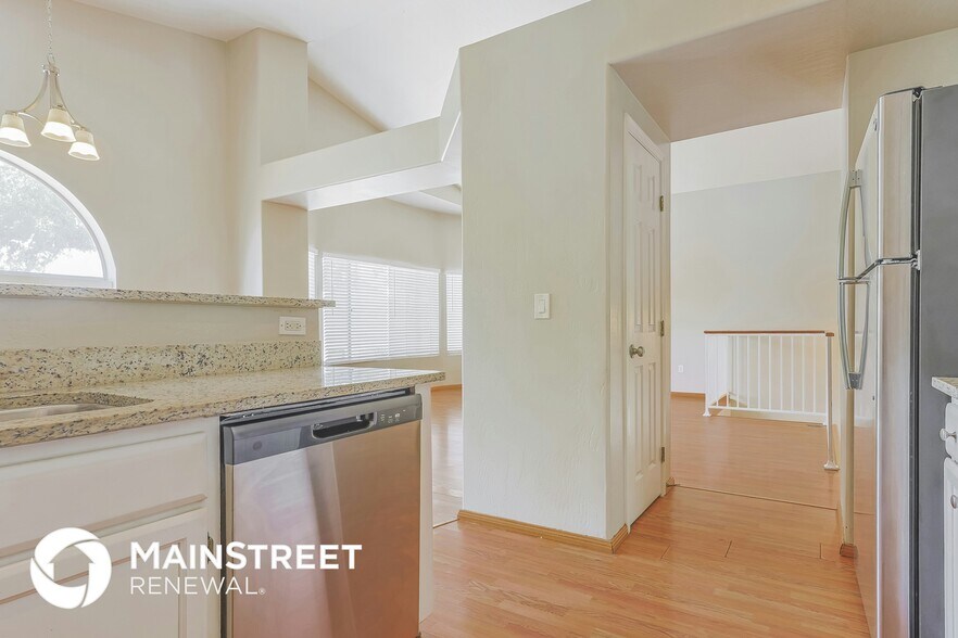 Building Photo - 5062 W Fairview St