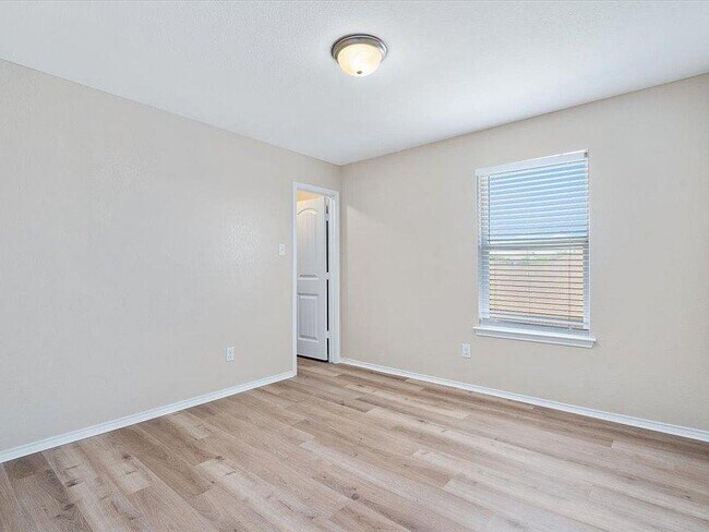 Building Photo - 904 Lonesome Lilly Way