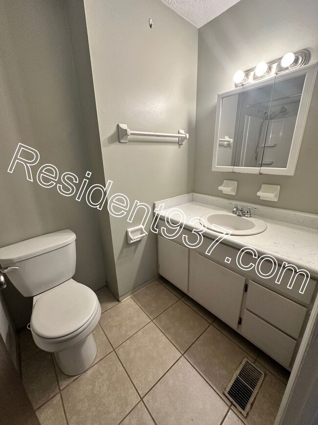 Building Photo - 2 Bed 1 Bath