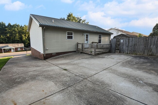 Building Photo - Pet Friendly Three Bedroon!