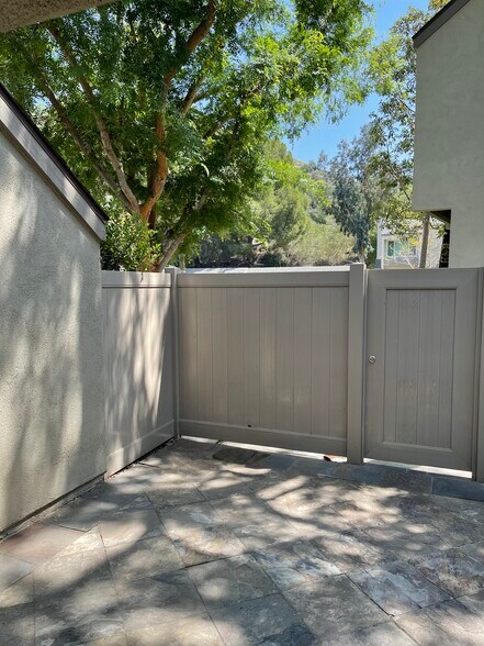 Building Photo - 209 N Singingwood St
