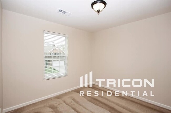 Building Photo - 2037 Silverton Cir