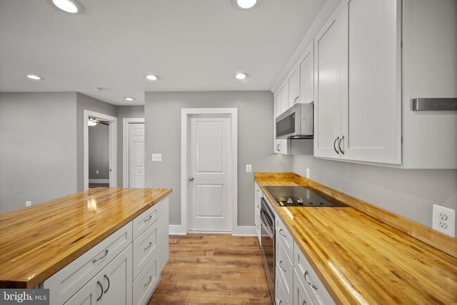 Building Photo - 11003 Bowerman Rd