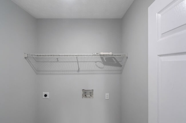 Building Photo - Spacious Home in Prime Location