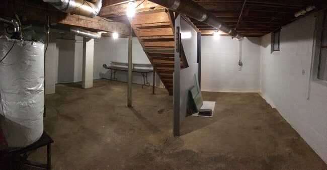 Building Photo - Wonderful Kenilworth location! Lovely landscaping and beautiful hardwood flooring!