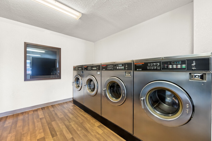 Guest Laundry - 214 Langley Pl