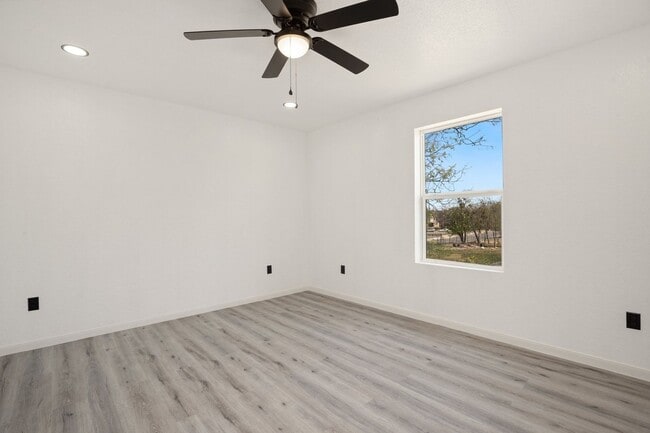 Building Photo - Spacious 3BR House in San Antonio Close to...