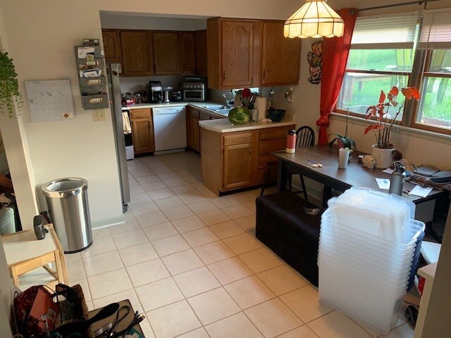 Open kitchen and dining area - 917 Rose Hill Ave