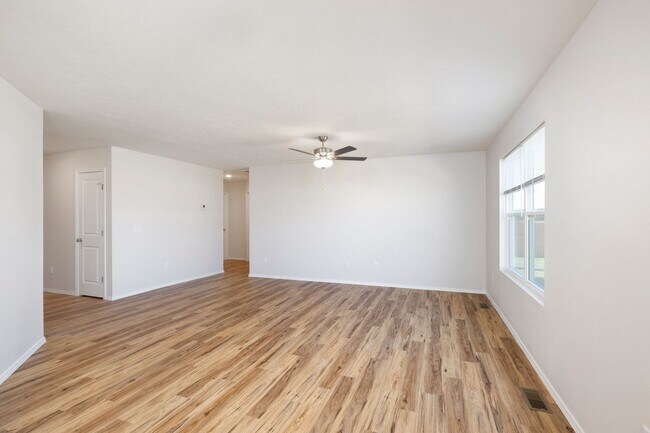 Building Photo - 3 Bedroom Rental with Fence!