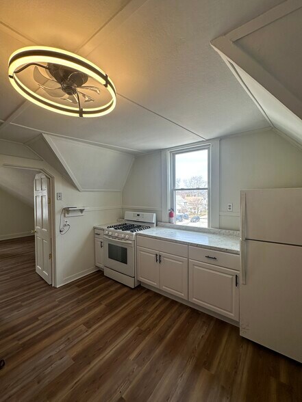 Building Photo - 446 Coe St