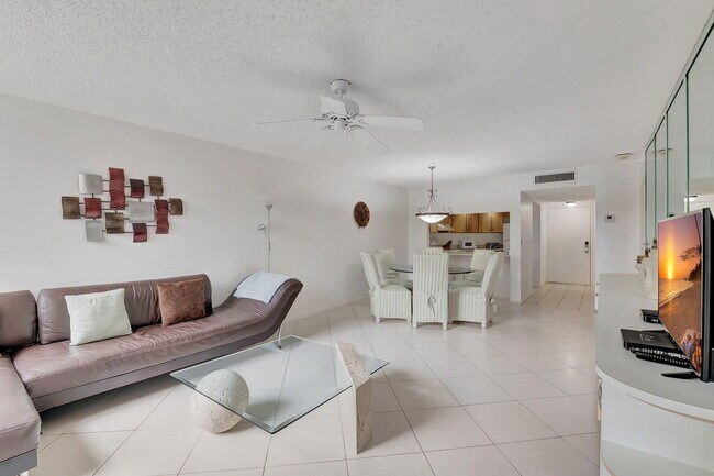 Building Photo - 600 Egret Cir