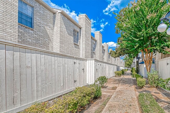 Building Photo - 3780 Tanglewilde St