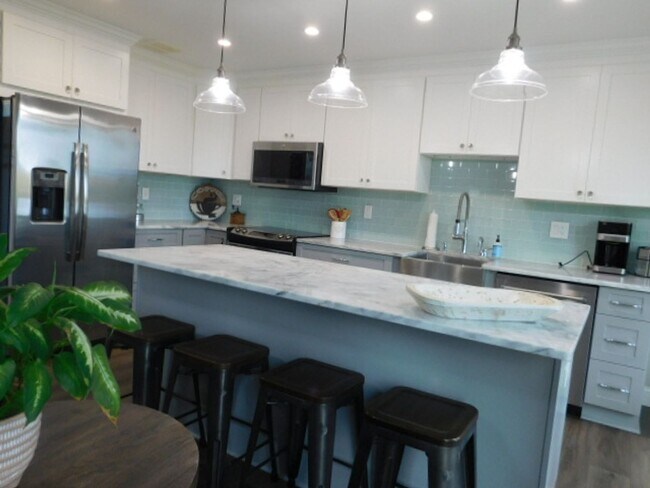 Building Photo - Beautifully Furnished Townhome With Sunset Views