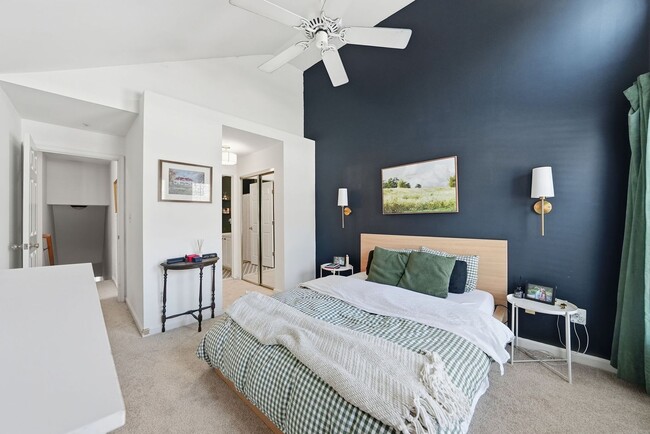 Building Photo - Enjoy the ease of condo style townhome living in this bright and inviting end unit.