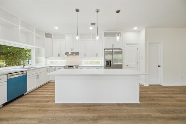 Building Photo - 901 E 37th St