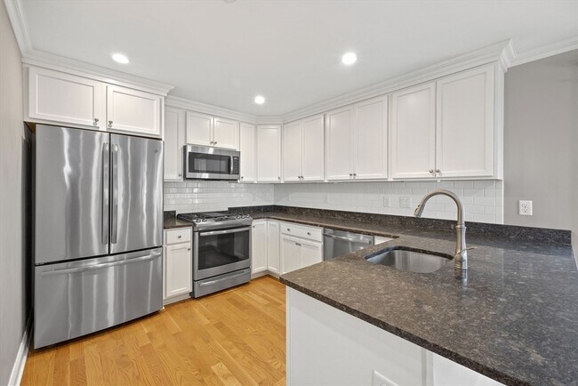Building Photo - 25 Howland St