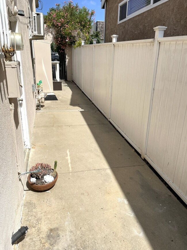 Building Photo - 208-208 W Mariposa Ave