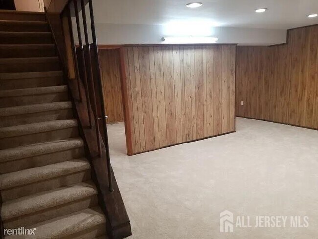 Building Photo - 804 Maple Hill Dr