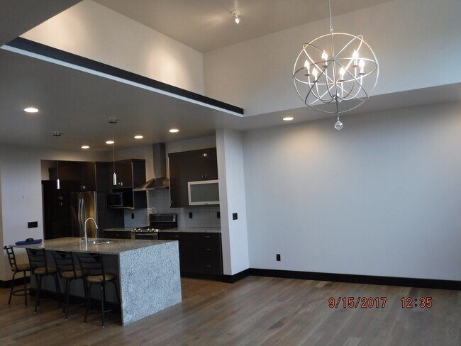 Building Photo - Gorgeous modern 5 bedroom - Minutes from MSU!