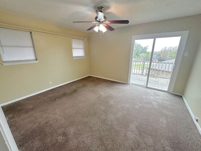 Building Photo - AVAILABLE NOW!