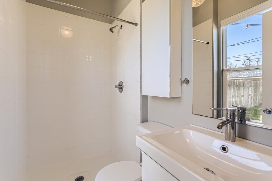 Building Photo - Striking Whittier Victorian home with full...