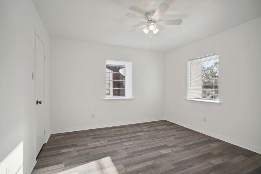 Building Photo - 424 Deckbar Ave