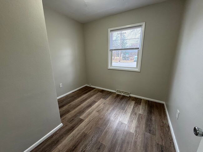 Building Photo - Cozy 3 Bed, 1 Bath Home with Main Floor La...