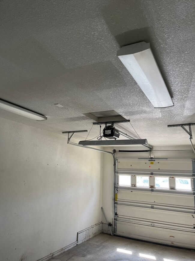 Building Photo - 3 bed / 2 bath Duplex