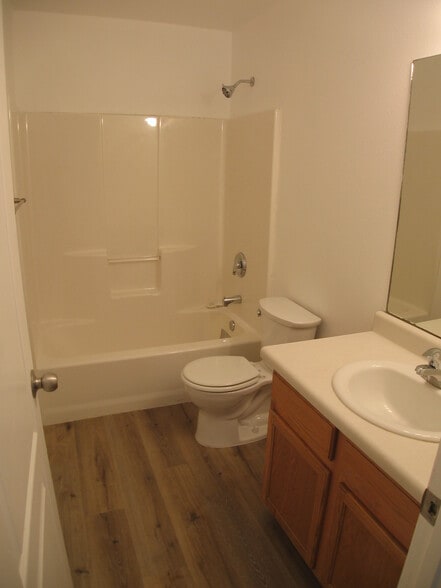 Building Photo - 404 Broken Arrow Dr