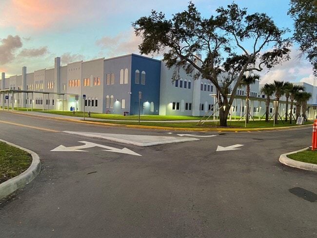 Building Photo - 832 SW 10th Ave