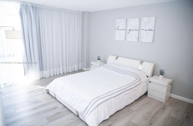 Building Photo - 3101 N Country Club Dr